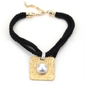 Collana choker nera multistrato con pendente in oro martellato e perla tonda - Pendaglio quadrato martellato / X-734 Nero