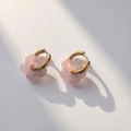 Pendientes de flor de cristal rosa con aros dorados en fondo gris suave - Oro-Rosa