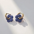 Detalle de los pendientes de flores de resina lavanda con aro de metal dorado pulido - Dorado-Púrpura