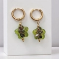 Detail van gouden oorringen met groene glazen bloembedels en gouden folie-elementen - Grasgroene Bloem