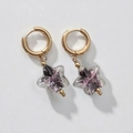 Detail van handgemaakte gouden ster oorbellen met sprankelende paarse en zilveren lovertjes - Paars Roze Glitter Ster