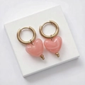 Detalle de colgantes de corazón en resina rosa traslúcida con aros dorados - Rosa