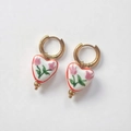 Makroaufnahme von 18K vergoldeten Herz-Ohrringen mit weißem Keramik-Tulpenmuster - Rosa Tulpen-Stil (DE203-A)