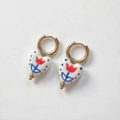 Detail of heart ceramic earrings with red tulip pattern and 18K gold-plated hoops - Red Tulip Line Style (DE203-E)
