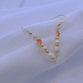 Detail von Vintage-Goldohrringen mit orangen Perlen und barocken Perlen - Orangene Rundperle Stil (DE026)