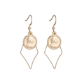 Detalle de pendientes vintage dorados con moneda en relieve y colgante geométrico elegante - Estilo de Moneda de Reina Vintage (DE036女王)