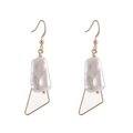 Detalle de pendientes de perlas barrocas con marcos dorados y textura elegante - Estilo Geométrico de Perla Barroca (DE037珍珠)