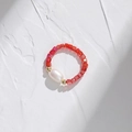 Détail d'une bague perlée rouge avec perle blanche et accents dorés sur pierre - Style Perle Baroque et Perles Carrées Rouges (DR004-B)