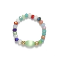 Vue macro de la bague élastique perlée avec cristaux colorés et pierre œil de chat - Style Œil de Chat Vert et Perles Facettées Multicolores (DR004-D)