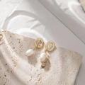 Detalle de pendientes de perlas barrocas con tachuelas doradas de diseño martillado - Estilo Perla de Agua Dulce (DE046)