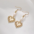 Goldene Herzohrringe mit Süßwasserperlen und I Love You Gravur auf weißem Stoff - Gold Süßwasserperle Herz Stil