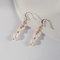 Dettaglio di orecchini placcati oro 14k con pietre naturali e perle d'acqua dolce - Stile C Pietra Occhio di Gatto Arancione