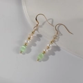 Dettaglio di orecchini retrò placcati oro 14k con pietra naturale verde e perle - Stile D Pietra Occhio di Gatto Verde