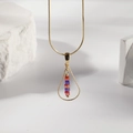 Goldene Edelstahlkette mit Wassertropfen-Anhänger und bunten Kristallperlen für Damen - Rot und Blau