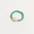Vue détaillée d'une bague élastique faite main avec perle baroque et perles vertes - Style Perle Facettée Vert Clair (DR006)