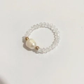 Détail d'une bague faite main en perles d'eau douce avec des billes en verre facetté - Style Perle Facettée Transparent (DR006)