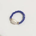Détail macro de la bague élastique en perles d'eau douce blanche et perles de verre bleues - Style Perle Facettée Bleu (DR006)
