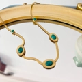Dettaglio collana a catena piatta in oro 18K con cinque pietre ovali verdi - Stile Cinque Turchesi Ovali (WN074)