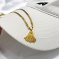 Collana Figaro dorata con ciondolo a forma di fantasma su sfondo di seta bianca - Collana di Fantasma