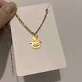 Detailansicht eines Halloween-Kürbis-Anhängers an einer goldenen Figaro-Halskette - Kürbis Totenkopf / 17+5cm Länge
