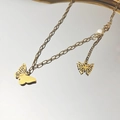 Détail du pendentif papillon doré avec perle sur une élégante chaîne en acier - Style Perle Double Papillon (DN079)