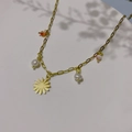 Detalle de collar con colgante de margarita con perlas y ojo de gato en cadena de oro - Estilo de Perlas de Margarita (DN086)