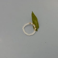 Detailopname van een kralenring met witte harsperrels en gouden metalen kralen - Stijl B Eenvoudige Ring (DR006-bai-B)
