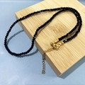 Collier bohème à perles noires facettées avec fermoir doré sur support en bois - Longueur 45cm / Noir