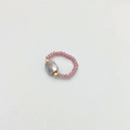 Détail d'une bague perlée avec pierre grise à facettes et petites perles roses - Diamètre Intérieur 17-18mm / Style A Pierre Carrée Violette (DR006-zi-A)