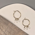 Gouden oorringen met drie witte bloemhangers in een minimalistische vintage stijl - Stijl met Bloemhanger met Vijf Blaadjes (DE060-HUA) / Goud