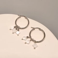 Gouden roestvrijstalen oorringen met drievoudige witte klaverhangers van schelp-stijl - Vierbladig Klavertje Vier Hanger Stijl (DE060-SYC) / Goud