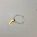 Detalle de anillo elástico con cuentas de cristal y un colgante de luna dorada sonriente - Colgante de Luna / Cuentas Transparentes