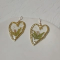 Detail of 18K gold heart earrings featuring green dried flower botanical resin inlay - Dried Flower Heart Style (DE083 Dried Flower)