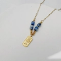 Detail der 18K Goldkette mit Evil Eye Anhänger und blauen Perlenverzierungen - Blauer Perlenstil