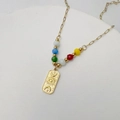 Detail der 18K vergoldeten Evil Eye Halskette mit Sonne Mond Sternen und Perlen - Mehrfarbiger Perlenstil