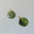 Dettaglio orecchini vintage francesi con dischi di resina verde e chiusure in oro titanio - Verde