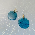 Dettaglio di orecchini tondi in resina blu con chiusure dorate in acciaio al titanio - Blu