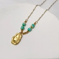 Detail of gold beaded necklace featuring turquoise cylinders and irregular molten pendant - Turquoise Cylindrical Beads Style (DN140-绿)