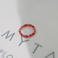 Detail of handmade elastic ring with red faceted beads and gold metal spacers - Inner Diameter 17-18mm / Gold/Red Square Crystal