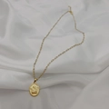Dettaglio del ciondolo Cupido ovale vintage in oro 18 carati su catena a graffetta - Cupido (DN153)