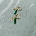 Detail van vergulde sterren en malachiet cilinder hangers aan deze gouden oorbellen - Ster Stijl