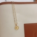 Détail du collier à maillons trombone plaqué or 18K avec pendentif soleil gravé - Étoile Rayonnante (DN161)