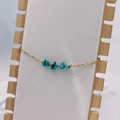 Böhmisches Perlenarmband mit Türkissteinen und Goldkette auf Holzständer - Blauer Türkis - Gold