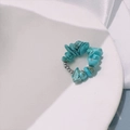Makro-Detail des elastischen Perlenrings mit Türkis-Natursteinen und Silberperlen - Silberperlen (Blauer Türkis) / Silber - Türkis