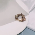 Detalle del anillo elástico con trozos de piedra natural marrón y cuentas doradas - Dorado-Ojo de Tigre