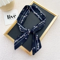 Foulard étroit en soie bleu marine avec motifs floraux et rayures blanches élégantes - 15 Rayures Roseau Marine
