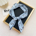 Petit foulard en soie bleu clair avec rayures bleu marine et motifs floraux - 16 Rayures Roseau Bleu