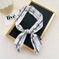 Foulard étroit en soie blanche avec imprimé tulipes roses noué pour sac à main - 17 Rayures Roseau Blanc