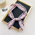 Foulard étroit en soie rose avec motif floral et rayures bleu marine noué en forme de nœud - 18 Rayures Roseau Rose