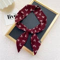Petit foulard en soie bordeaux avec motifs de feuilles blanches pour sacs - 19 Feuilles Jumelles Rouge Vin